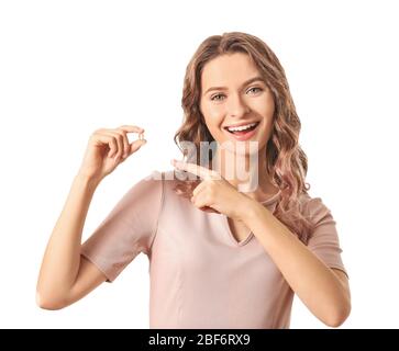 Giovane donna con olio di pesce su sfondo bianco Foto Stock