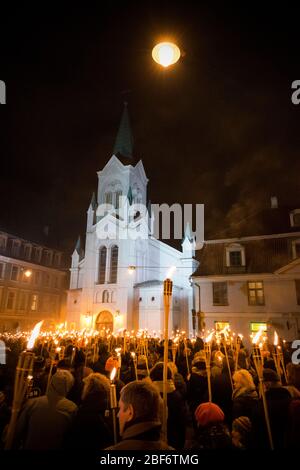 Processione con fiaccolata a riga, Lettonia, durante le celebrazioni dell'indipendenza Foto Stock