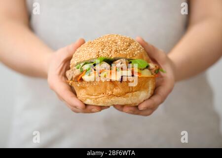 Donna con kebab doner saporito in panino, primo piano Foto Stock