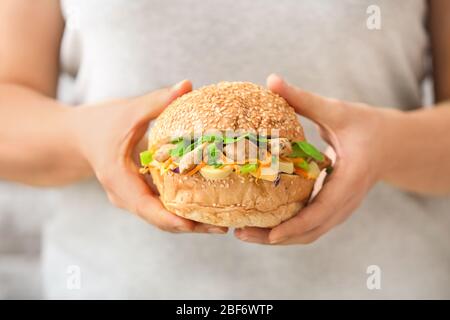 Donna con kebab doner saporito in panino, primo piano Foto Stock