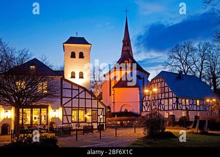 Case a graticcio intorno alla chiesa di San Pietro e Paolo la sera, Germania, Nord Reno-Westfalia, Sauerland, Eslohe Foto Stock