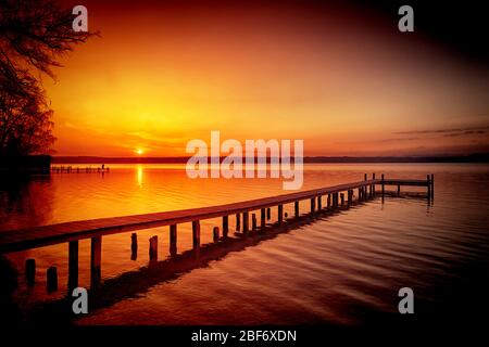 Tramonto sul lago di Starnberg, Germania, Baviera, Tutting Foto Stock