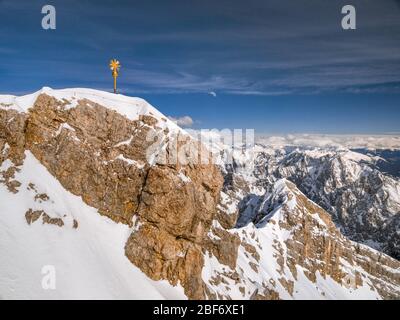 Croce sulla cima Zugspitze (2962 m), la montagna più alta della Germania, Germania, Baviera, Oberbayern, alta Baviera Foto Stock