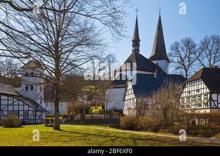 Case a graticcio intorno alla chiesa di San Pietro e Paolo , Germania, Renania settentrionale-Vestfalia, Sauerland, Eslohe Foto Stock