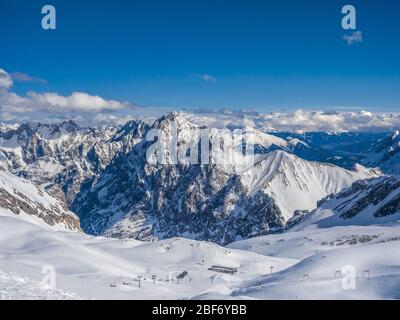 Vista dalle Zugspitze (2962 m), la montagna più alta della Germania sulle alpi, Germania, Baviera, Oberbayern, alta Baviera Foto Stock