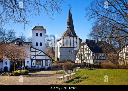 Case a graticcio intorno alla chiesa di San Pietro e Paolo , Germania, Renania settentrionale-Vestfalia, Sauerland, Eslohe Foto Stock