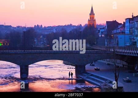 fiume Lenne in Letmatheat con fiocco di chiesa San Kilian in luce serale, Germania, Nord Reno-Westfalia, Sauerland, Iserlohn Foto Stock