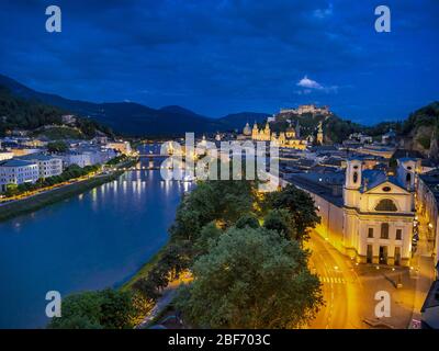 Centro storico di Salisburgo e castello di notte, Austria, Salisburgo Foto Stock