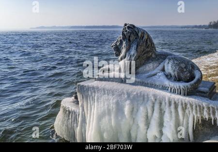 Lions bavaresi ricoperti di ghiaccio in una giornata invernale gelida a Tutting sul lago di Starnberg, Germania, Baviera, Oberbayern, alta Baviera, Tutting Foto Stock