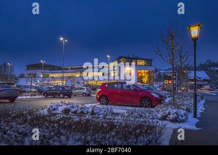 Parcheggio e centro commerciale in inverno di notte, Germania, Baviera, Tutzing Foto Stock