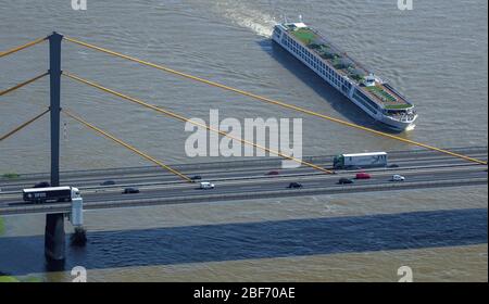 , nave passeggeri al ponte sul Reno a Duisburg, 09.06.2016, vista aerea, Germania, Renania settentrionale-Vestfalia, Area della Ruhr, Duisburg Foto Stock