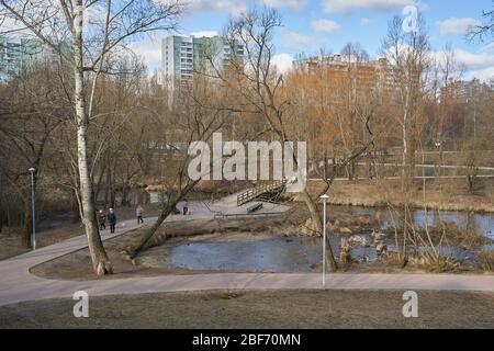 Mosca, Russia - 22 marzo 2020: Paesaggio primaverile sul fiume Yauza, distretto di Babushkinskiy, Mosca Foto Stock