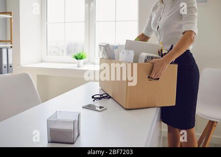 Disoccupazione licenziata imprenditrice turbata con una scatola di cartone lascia il posto di lavoro dall'ufficio della società. Foto Stock