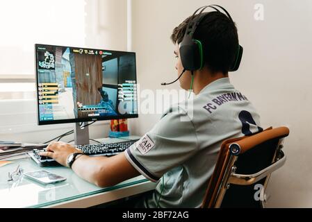 Madrid, Spagna - 23 agosto 2019: Adolescente sta giocando a Counter Strike Global offensivo video game su PC. CSGO è un gioco video multiplayer online develo Foto Stock