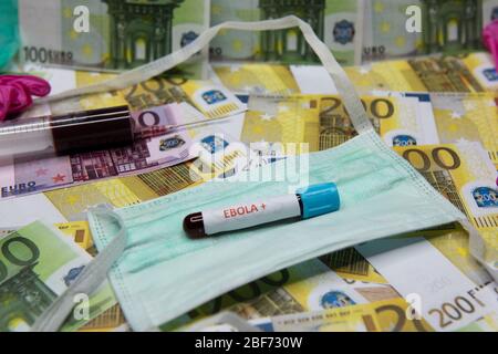 Euro denaro e tubo con sangue e test positivo a Ebola. Foto Stock