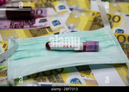 Euro denaro e tubo con sangue e test positivo al HIV. Foto Stock