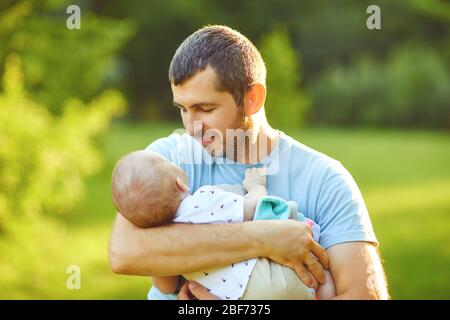 Il giorno del Padre. Padre con bambino nel parco estivo. Foto Stock