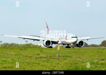 16 aprile 2020 Maastricht, Paesi Bassi, aereo che lascia l'aeroporto Qatar cargo vliegtuig A7-BFH Qatar aereo da carico A7-BFH Foto Stock