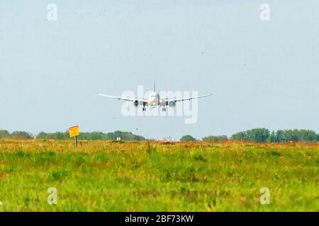 16 aprile 2020 Maastricht, Paesi Bassi, aereo che lascia l'aeroporto Qatar cargo vliegtuig A7-BFH Qatar aereo da carico A7-BFH Foto Stock