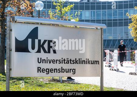 Regensburg, Germania. 16 Apr 2020. 'Universitätsklinikum Regensburg' è scritto su un cartello di fronte alla clinica. Credit: Armin Weigel/dpa/Alamy Live News Foto Stock