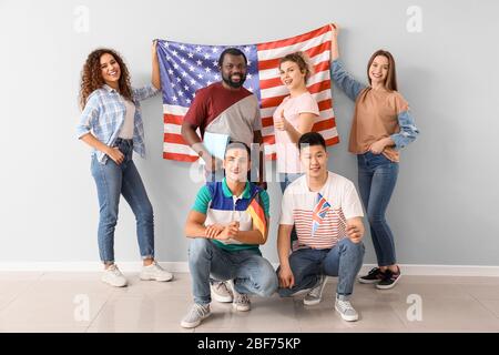 Giovani studenti di scuola di lingua vicino alla parete della luce Foto Stock