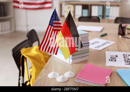Bandiere degli Stati Uniti e del tedesco a tavola nella scuola di lingua Foto Stock