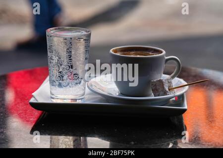 Caffè turco tradizionale e delizia turca su sfondo di legno verde scuro Foto Stock