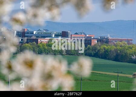 Regensburg, Germania. 16 Apr 2020. I terreni dell'ospedale universitario di Regensburg. Credit: Armin Weigel/dpa/Alamy Live News Foto Stock