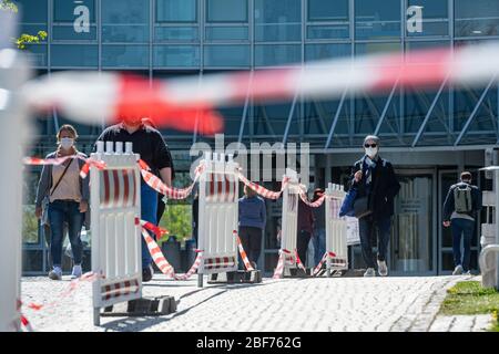 Regensburg, Germania. 16 Apr 2020. I nastri barriera sono installati di fronte all'ospedale universitario. Credit: Armin Weigel/dpa/Alamy Live News Foto Stock