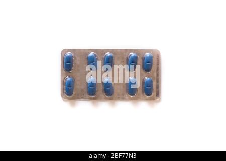 Pillole mediche blu isolato su sfondo bianco Foto Stock