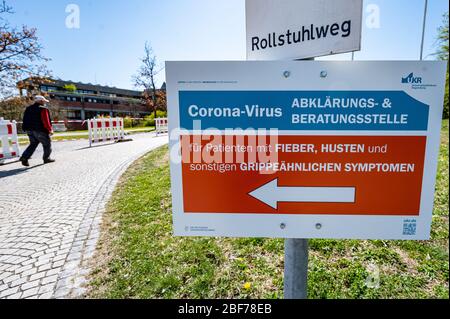 Regensburg, Germania. 16 Apr 2020. Il "Centro di diagnostica e consulenza virus Corona" è scritto su un cartello di fronte all'ospedale universitario. Credit: Armin Weigel/dpa/Alamy Live News Foto Stock