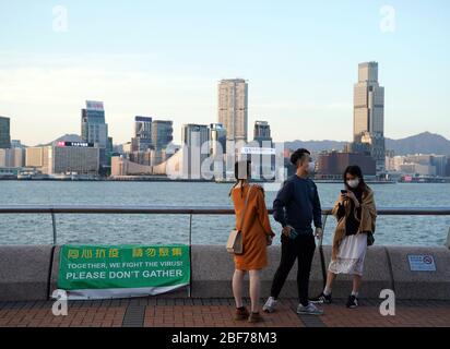 Hong Kong, Cina. 12 aprile 2020. Un poster che ricorda alle persone di non riunirsi è visto a Hong Kong, Cina del sud, 12 aprile 2020. Credit: Li Gang/Xinhua/Alamy Live News Foto Stock