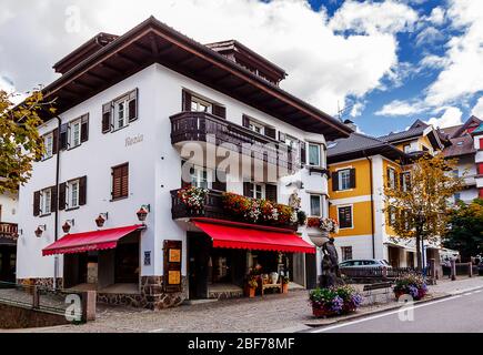 Ortisei, Valgardena, Bolzano - 27 settembre 2017: Via Rezia (strada Rezia) con alberghi e negozi. Foto Stock