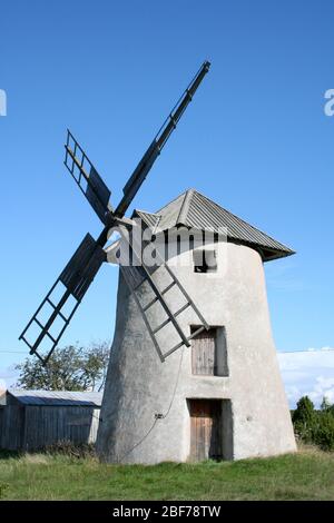 Un vecchio mulino a vento trovato a Fårö, Gotland, Svezia. Foto Stock