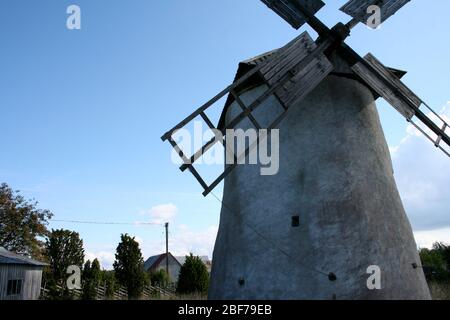 Un vecchio mulino a vento trovato a Fårö, Gotland, Svezia. Foto Stock