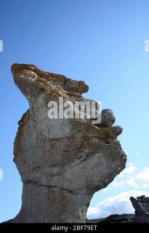 Rauk, una sorta di formazione rocciosa, sull'isola di Fårö fuori Gotland, Svezia. Foto Stock