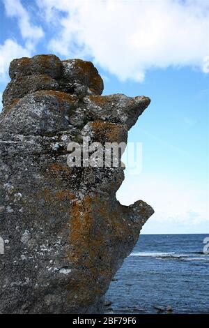 Rauk, una sorta di formazione rocciosa, sull'isola di Fårö fuori Gotland, Svezia. Foto Stock