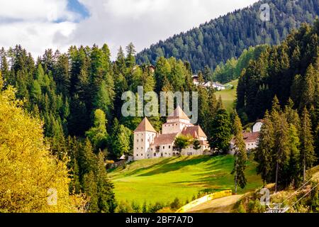 Castel Gardena (Fischburg) in una foresta di montagna. Santa Cristina Valgardena BZ, Italia. Foto Stock