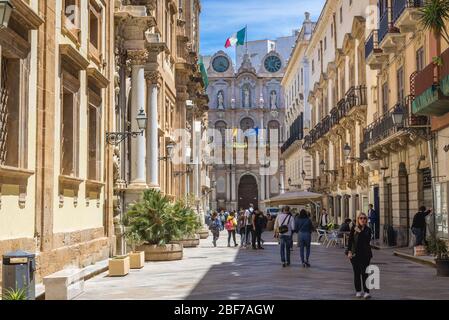 Facciata barocca di Palazzo Cavarretta nella città di Trapani sulla costa occidentale della Sicilia in Italia, vista da via Vittorio Emanuele Foto Stock