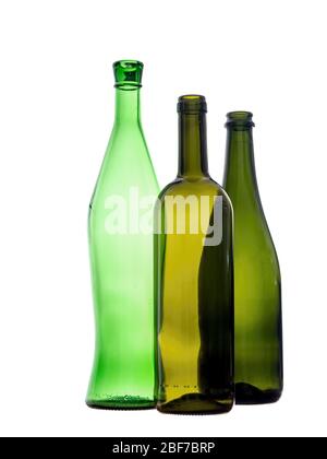 Bottiglie di vino di vetro verde varie, vuote. Isolato su sfondo bianco. Tre oggetti ancora vita. Foto Stock