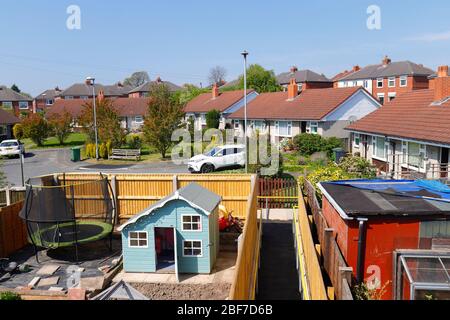 Guardando verso i bungalow su Scott Chiudi a Swillington da un ginnel su Wakefield Road Foto Stock