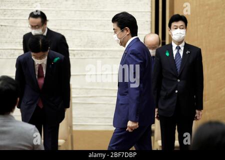 Tokyo, Giappone. 17 Aprile 2020. Shinzo Abe, primo ministro giapponese, indossa una maschera protettiva, centro, arriva per una conferenza stampa presso la residenza ufficiale del primo ministro a Tokyo, Giappone, venerdì 17 aprile 2020. Credito: POOL/ZUMA Wire/Alamy Live News Foto Stock