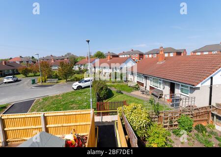 Bungalows on Scott Close a Swillington, è una zona residenziale per i pensionati di vecchia età Foto Stock