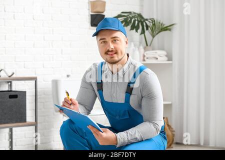 Ritratto di bello idraulico nel bagno Foto Stock