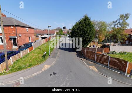 Bungalows on Scott Close a Swillington, è una zona residenziale per i pensionati di vecchia età Foto Stock