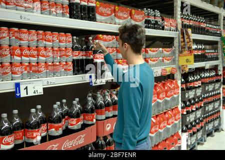 Un cliente di prelevare un coke Foto Stock