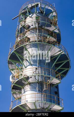Primo piano della torre di distillazione dell'olio (colonna di raffinazione) sul cielo blu. Sull'impianto petrolchimico . Foto Stock