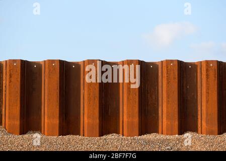 Un muro di banchina in lamiera di acciaio a Southwick Beach Foto Stock