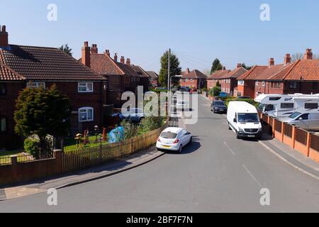 Guardando lungo Smeaton Grove dall'incrocio con Neville Grove a Swillington Foto Stock