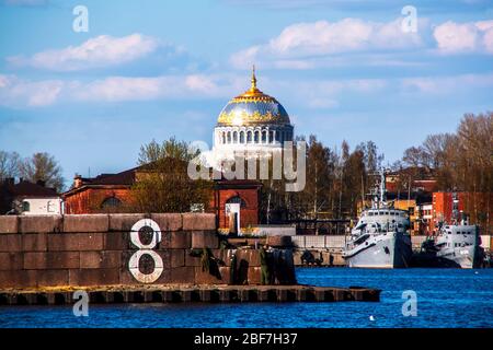 Kronshtadt, San Pietroburgo, Russia - 3 maggio 2015: Mare che domina la fortessa raid interna Kronshtadt Foto Stock